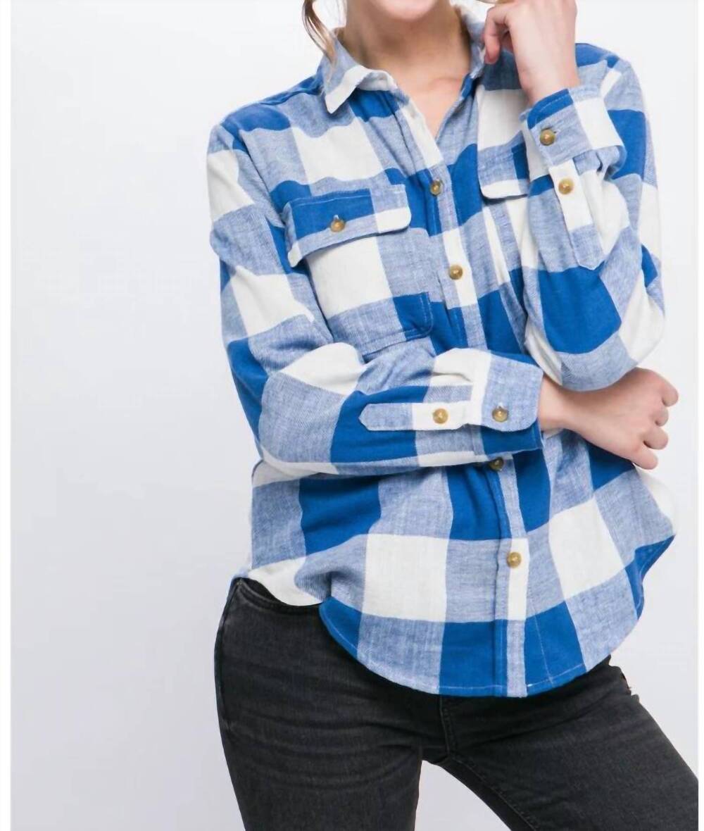 NEW LOVE TREE women's plaid collared shirt with front pockets in blue